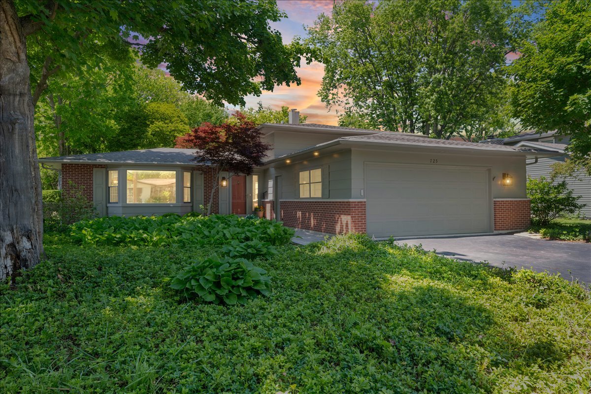 725 Kenwood Avenue, Libertyville, IL 60048