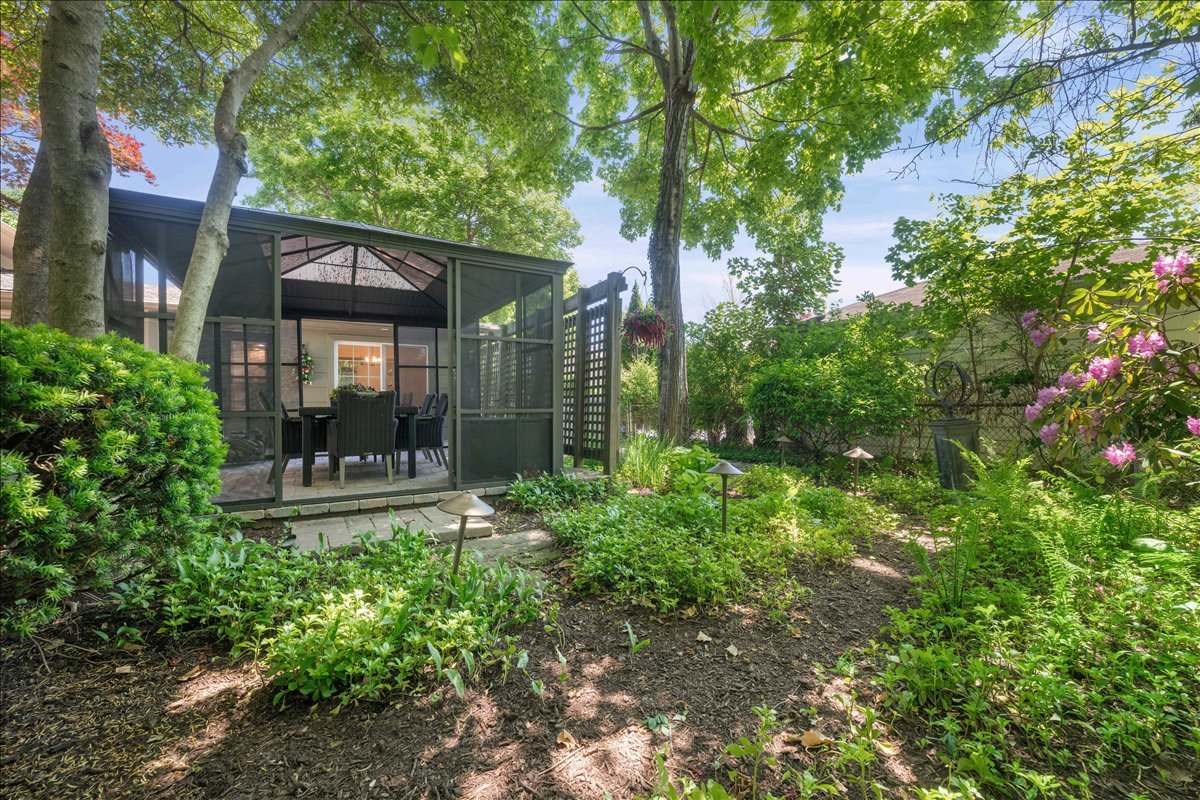 725 Kenwood Avenue, Libertyville, IL 60048