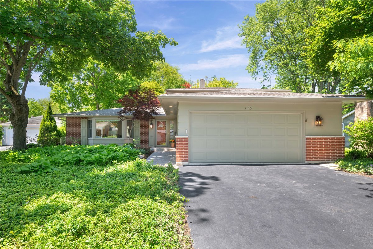 725 Kenwood Avenue, Libertyville, IL 60048