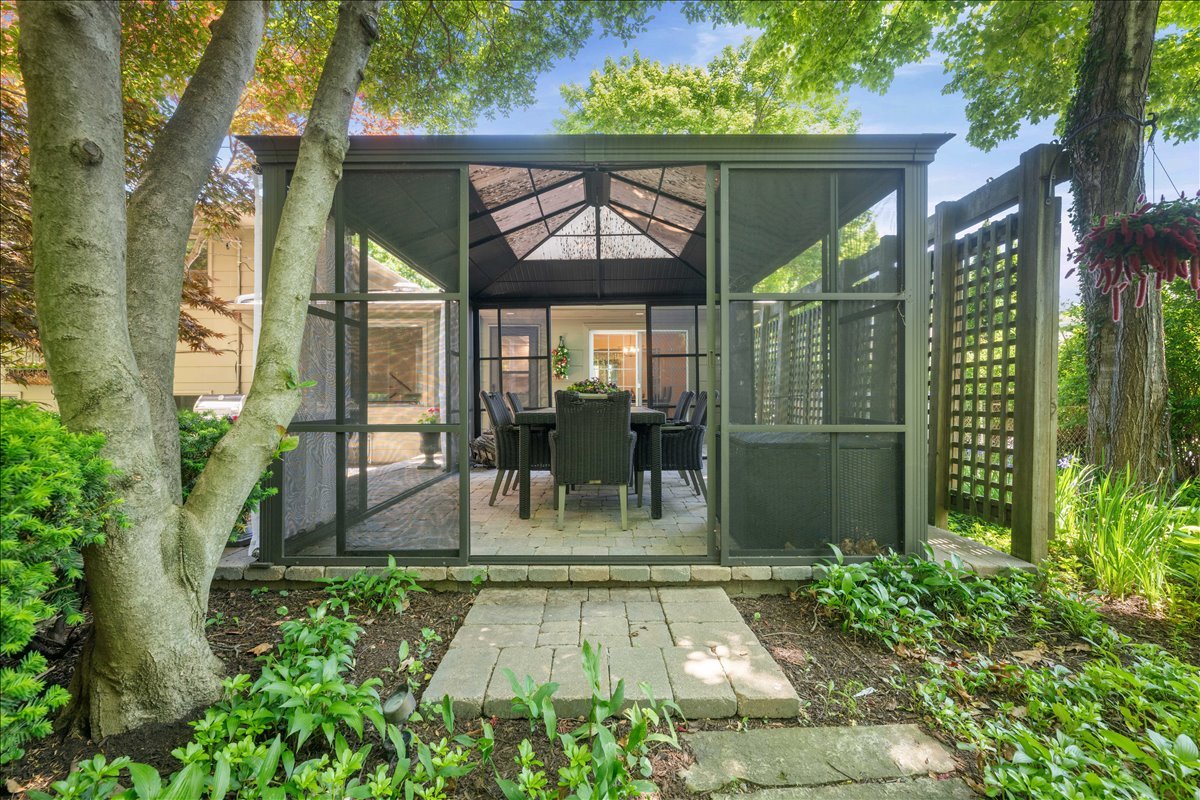 725 Kenwood Avenue, Libertyville, IL 60048