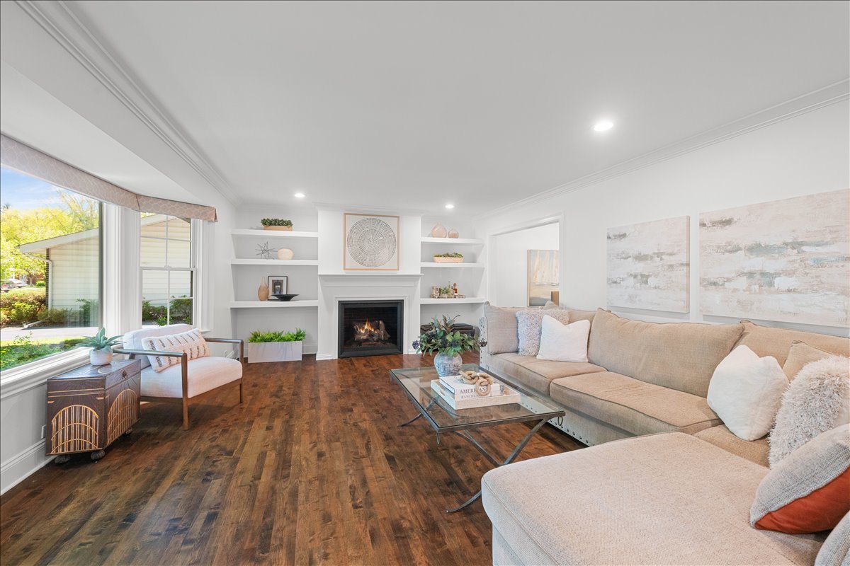 725 Kenwood Avenue, Libertyville, IL 60048