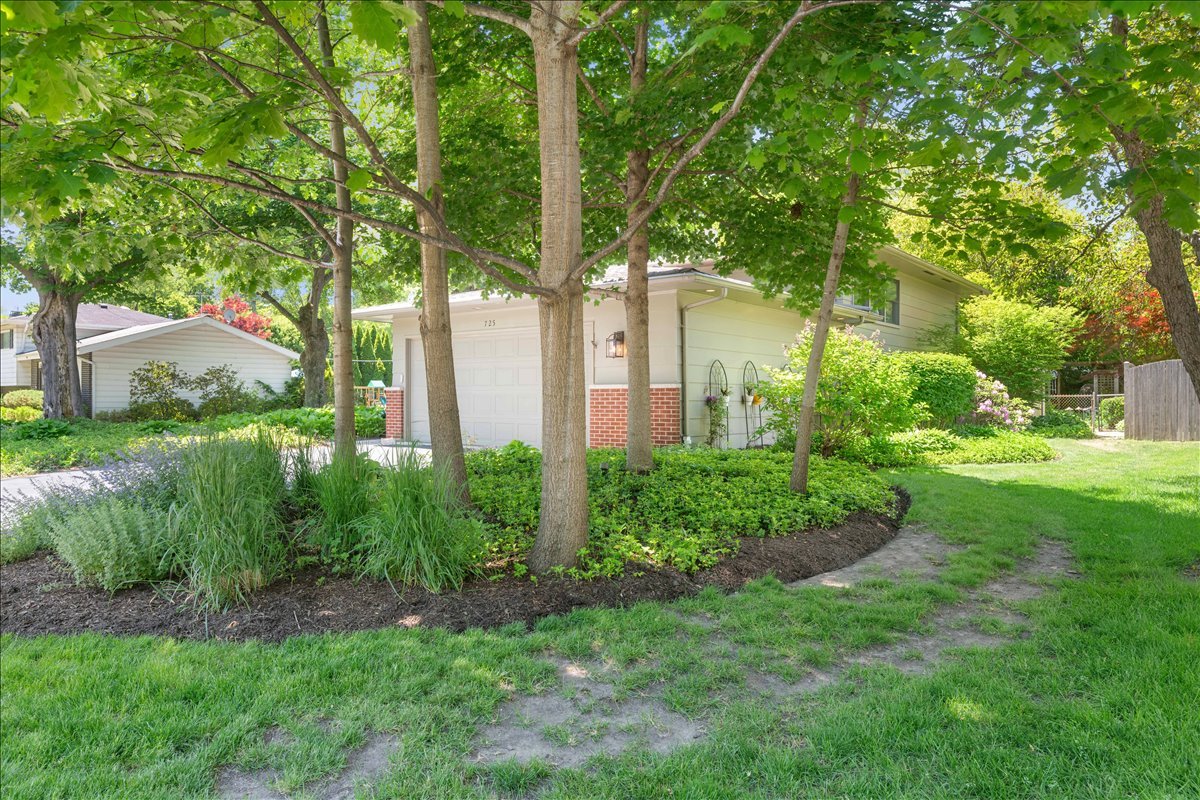 725 Kenwood Avenue, Libertyville, IL 60048