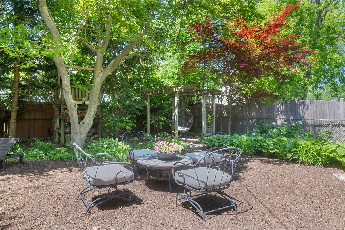 725 Kenwood Avenue, Libertyville, IL 60048
