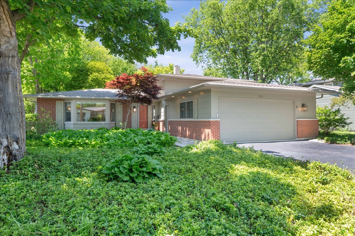725 Kenwood Avenue, Libertyville, IL 60048