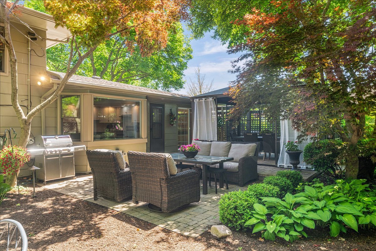 725 Kenwood Avenue, Libertyville, IL 60048