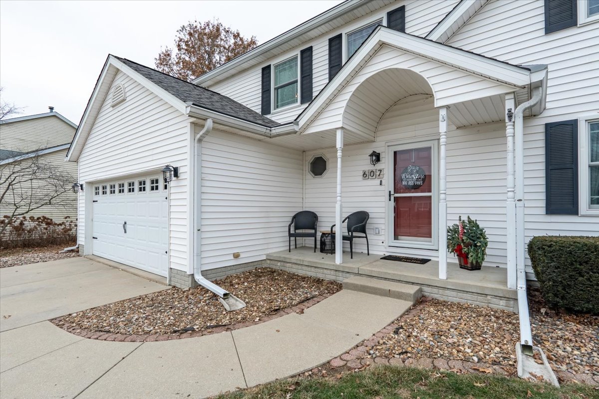 607 Old Farm Road, Bloomington, IL 61704