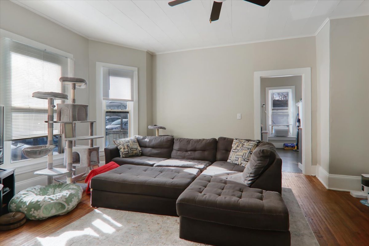 910 N Center Street, Bloomington, IL 61701