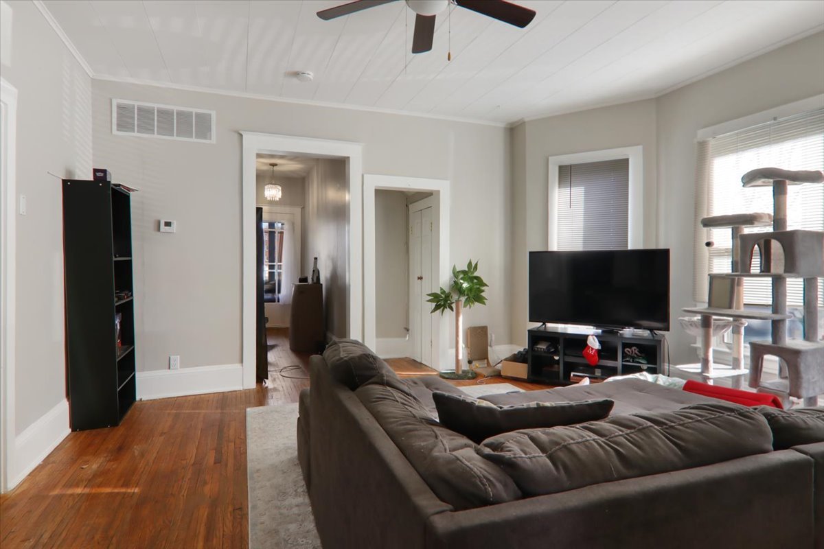 910 N Center Street, Bloomington, IL 61701