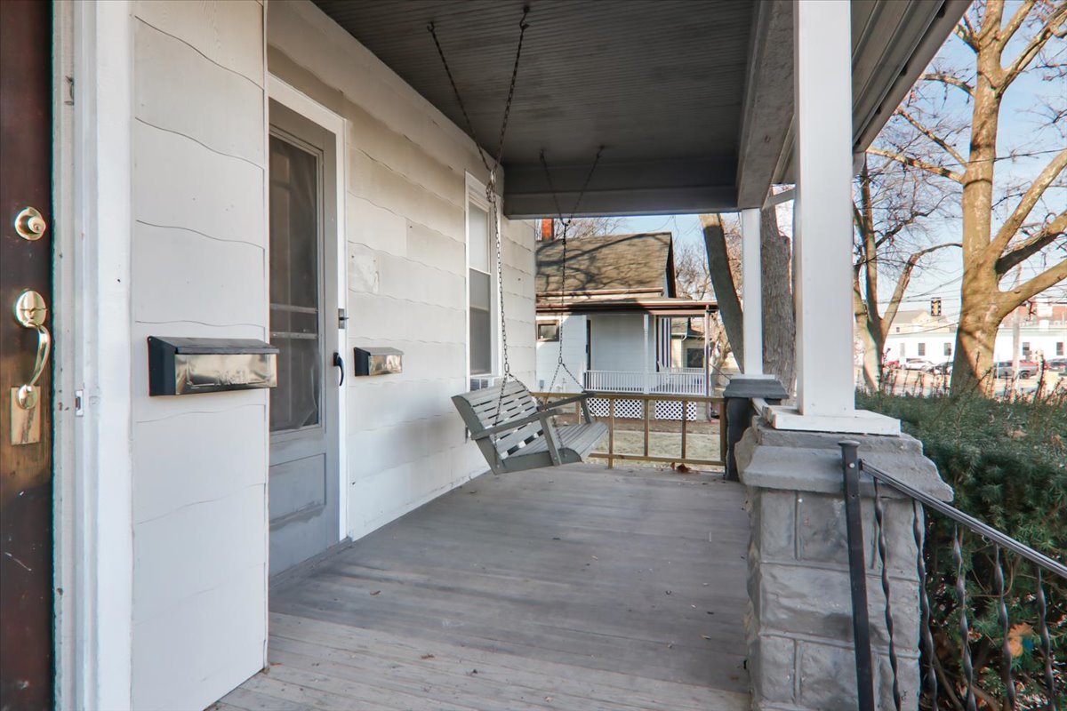 910 N Center Street, Bloomington, IL 61701