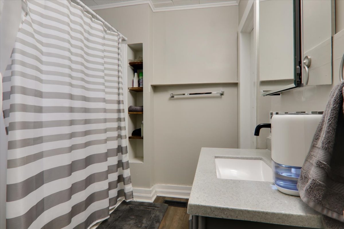 910 N Center Street, Bloomington, IL 61701