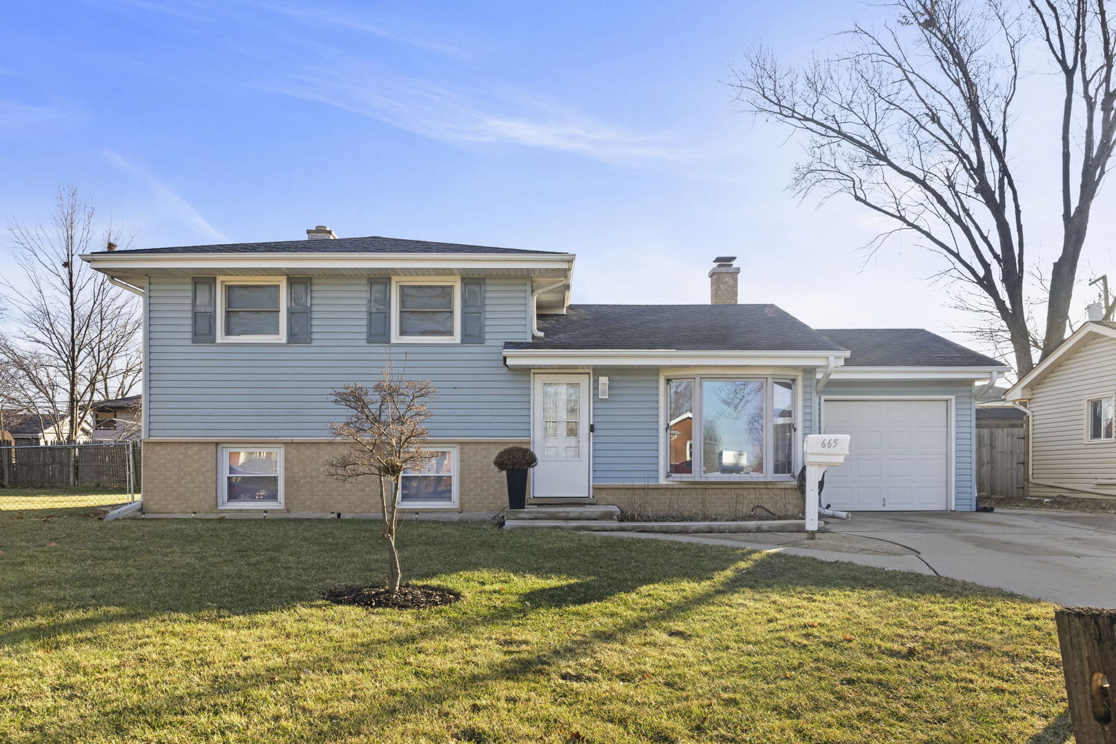 665 W Lake Manor Drive, Addison, IL 60101