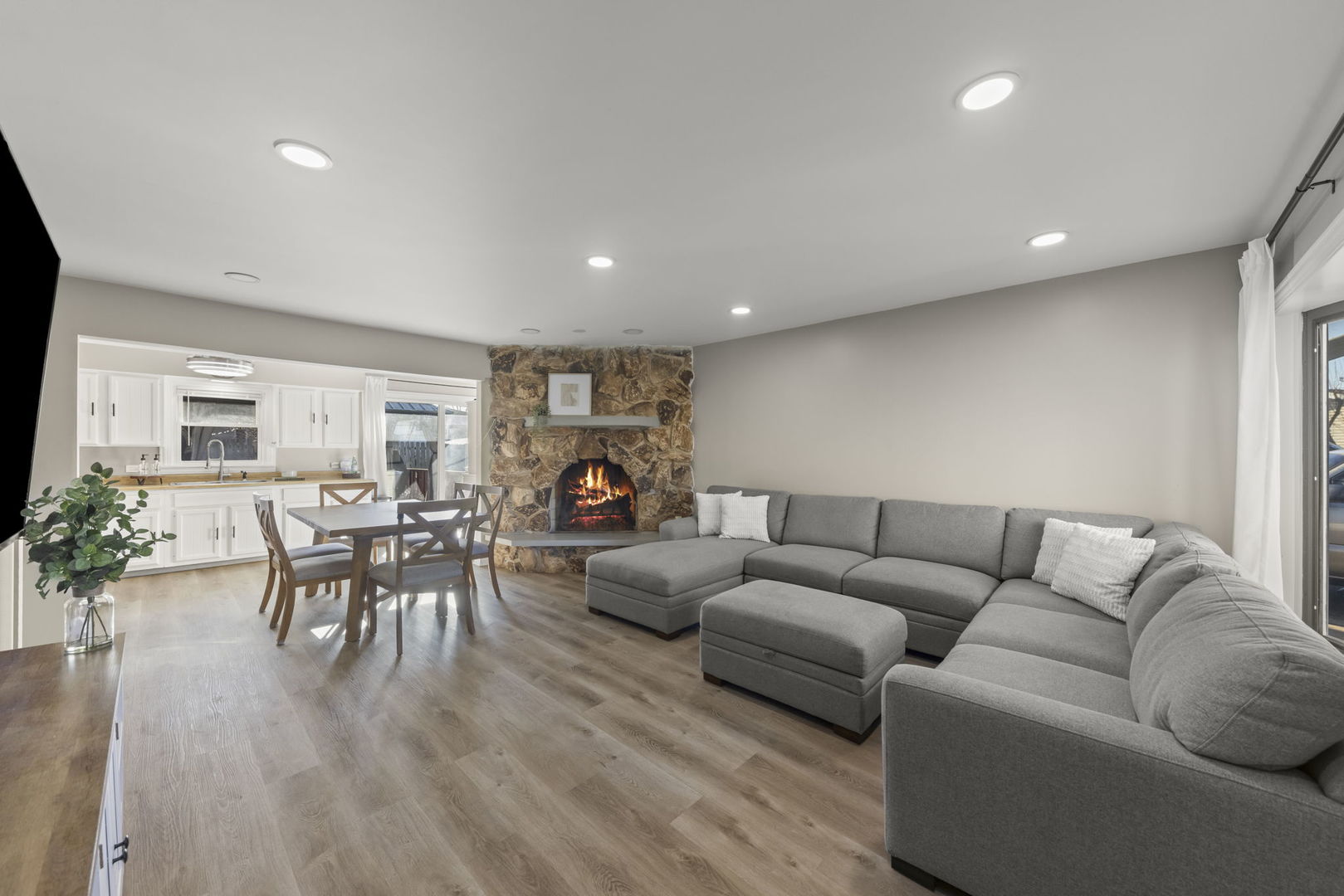 665 W Lake Manor Drive, Addison, IL 60101