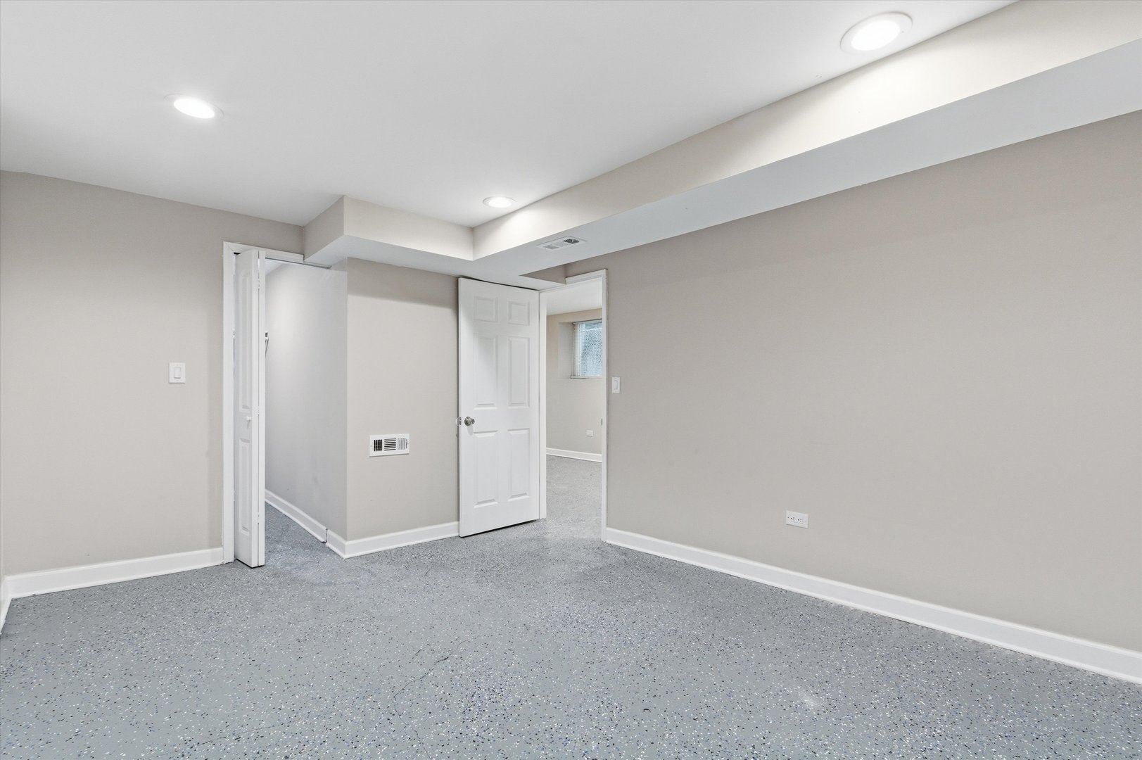 8305 S MARYLAND Avenue, Chicago, IL 60619