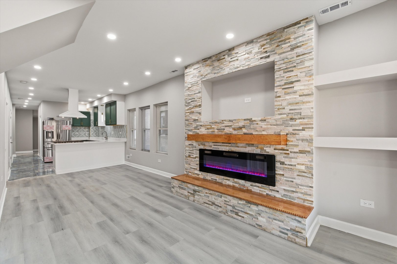 8305 S MARYLAND Avenue, Chicago, IL 60619