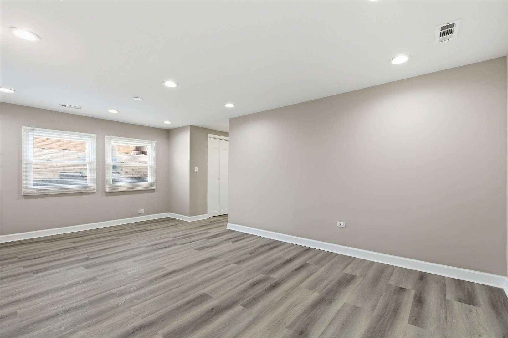 8305 S MARYLAND Avenue, Chicago, IL 60619