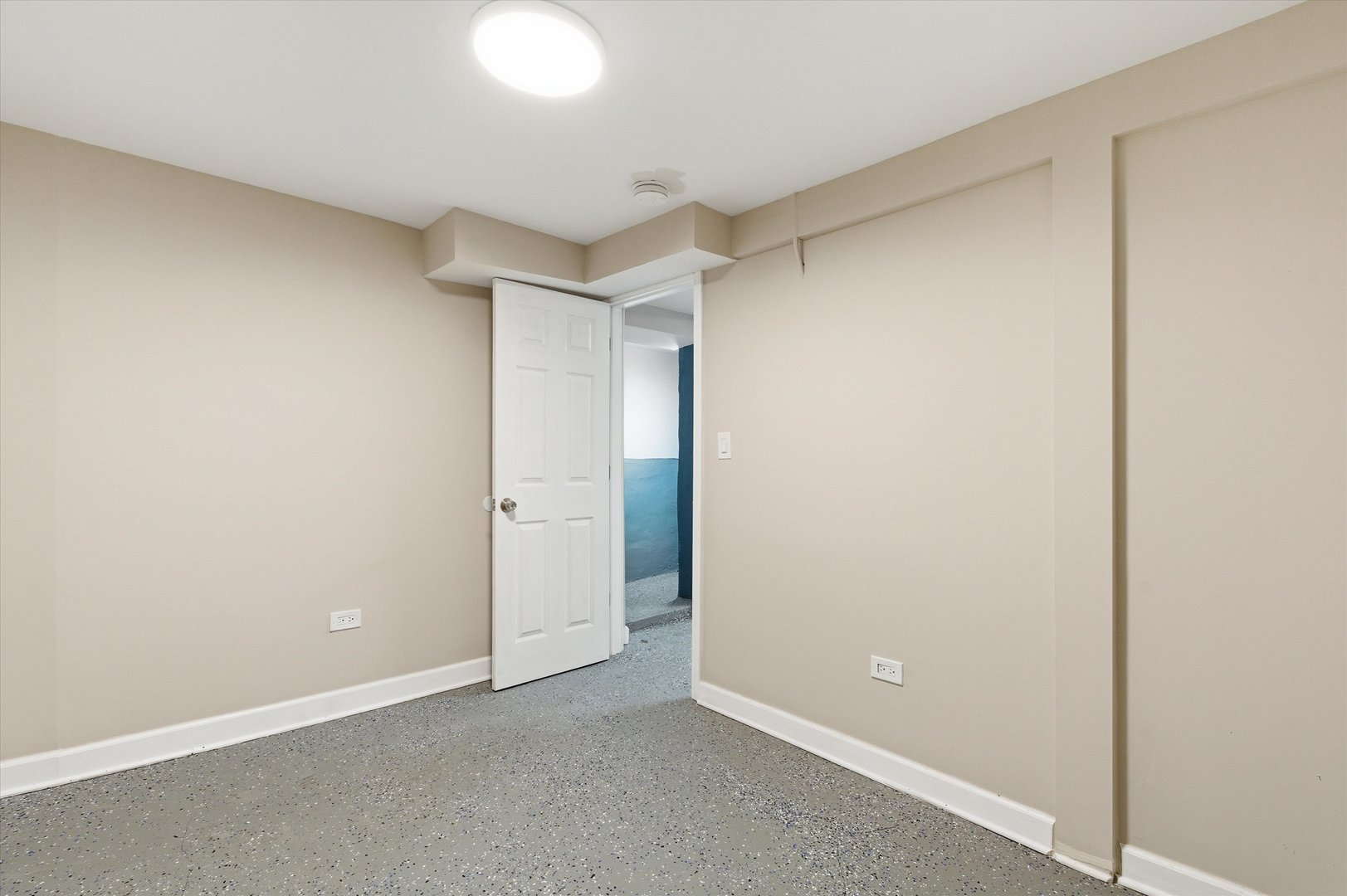 8305 S MARYLAND Avenue, Chicago, IL 60619