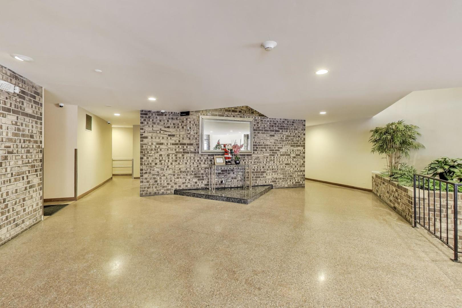 1243 E Baldwin Lane #211, Palatine, IL 60074