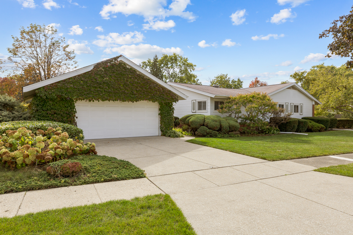 851 Crest Avenue, Elk Grove Village, IL 60007