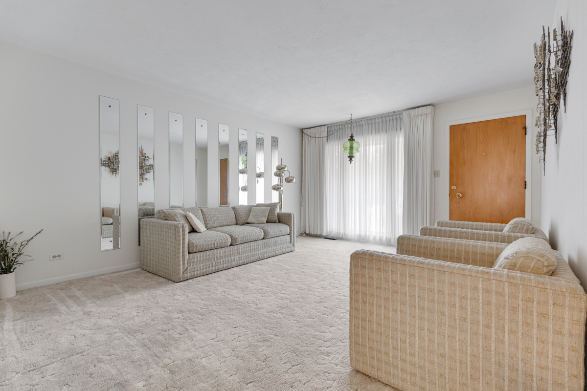 851 Crest Avenue, Elk Grove Village, IL 60007