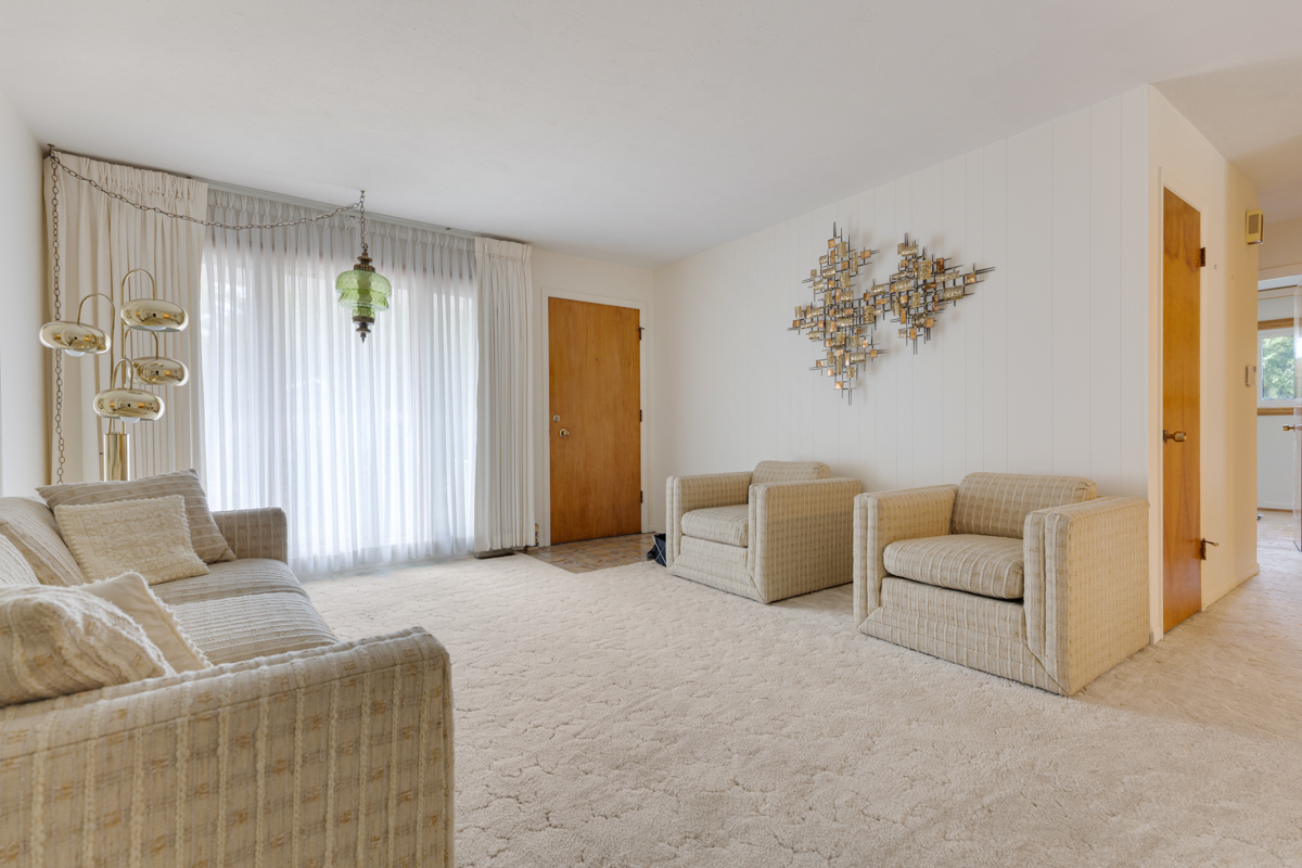 851 Crest Avenue, Elk Grove Village, IL 60007