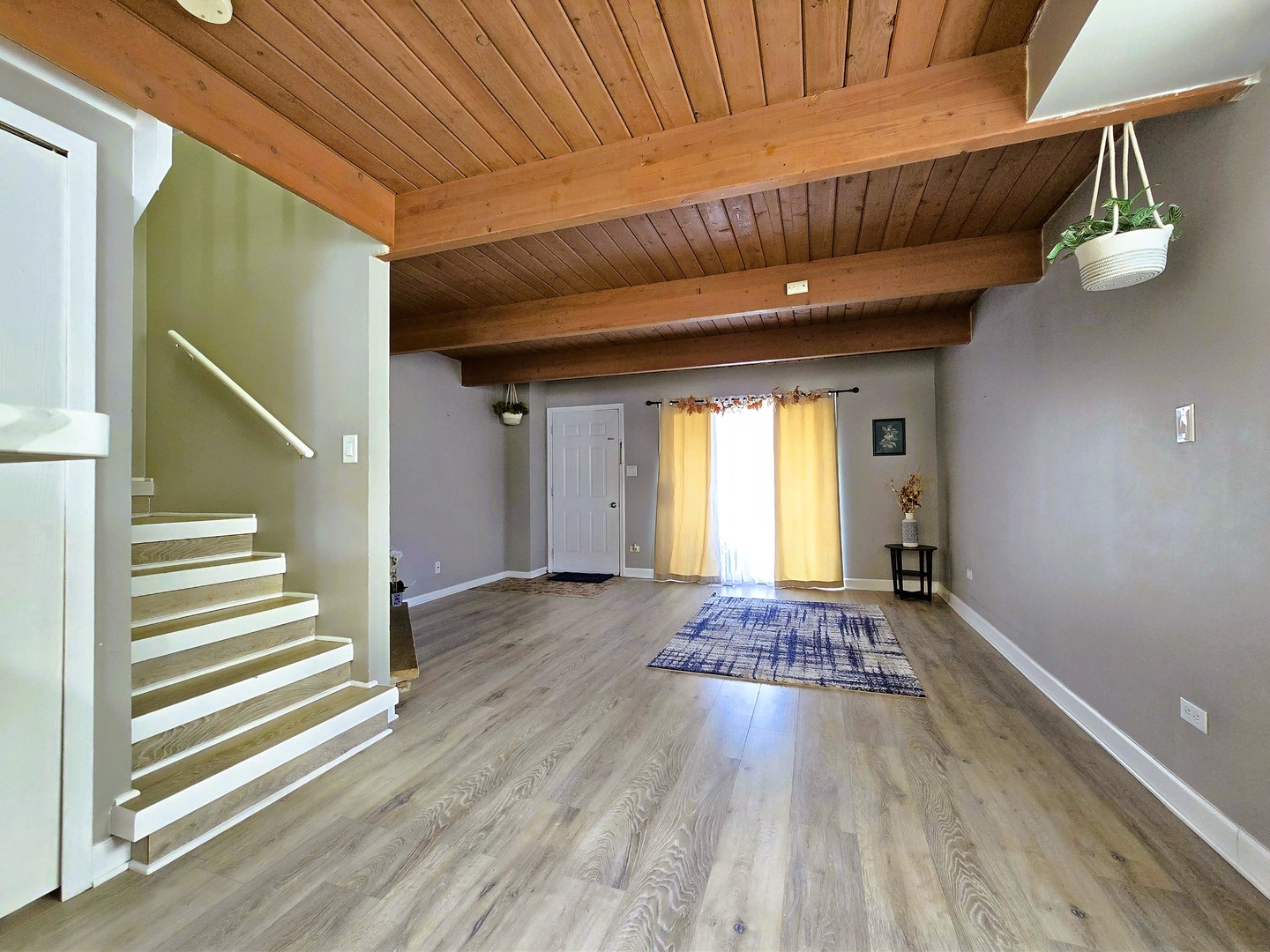 319 Meadow Green Lane, Round Lake Beach, IL 60073