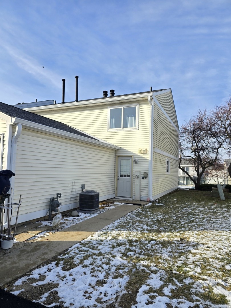 319 Meadow Green Lane, Round Lake Beach, IL 60073