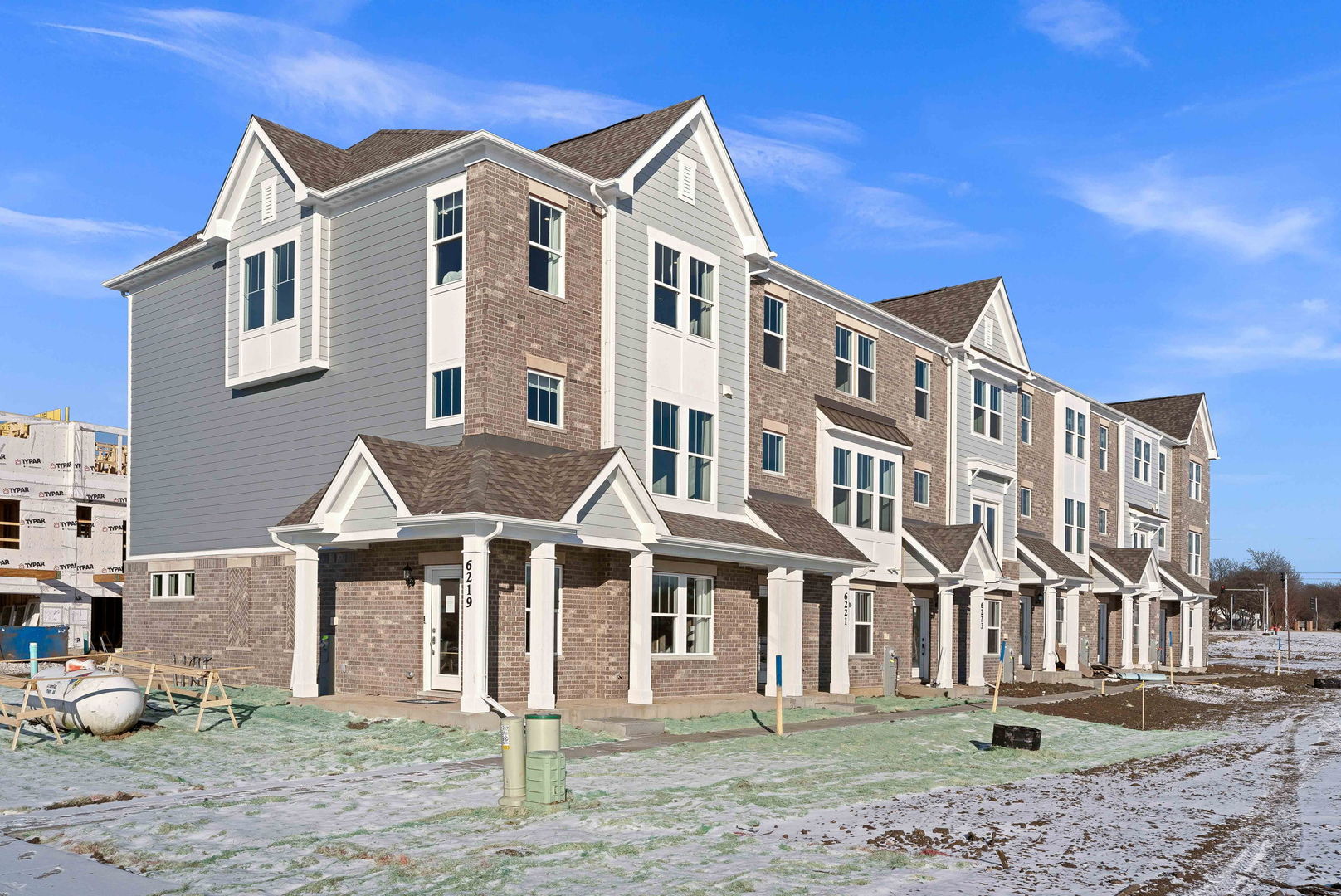 6303 Sandbelt Drive #33004, Woodridge, IL 60517