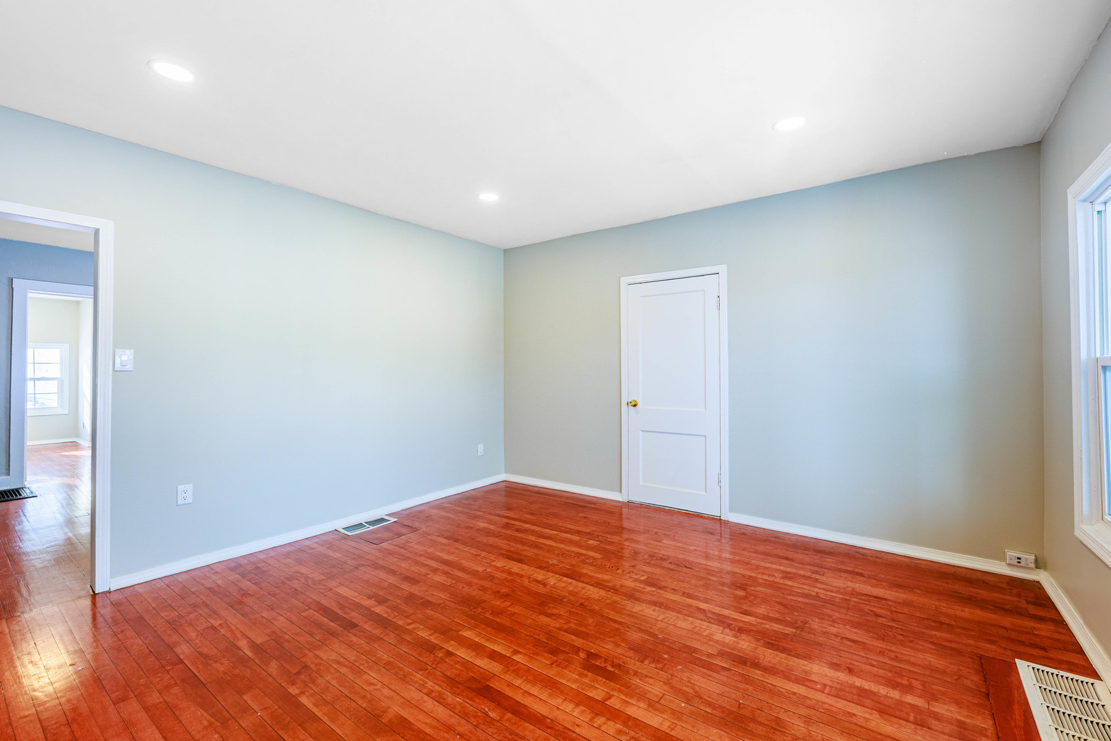 643 Wing Street, Elgin, IL 60123