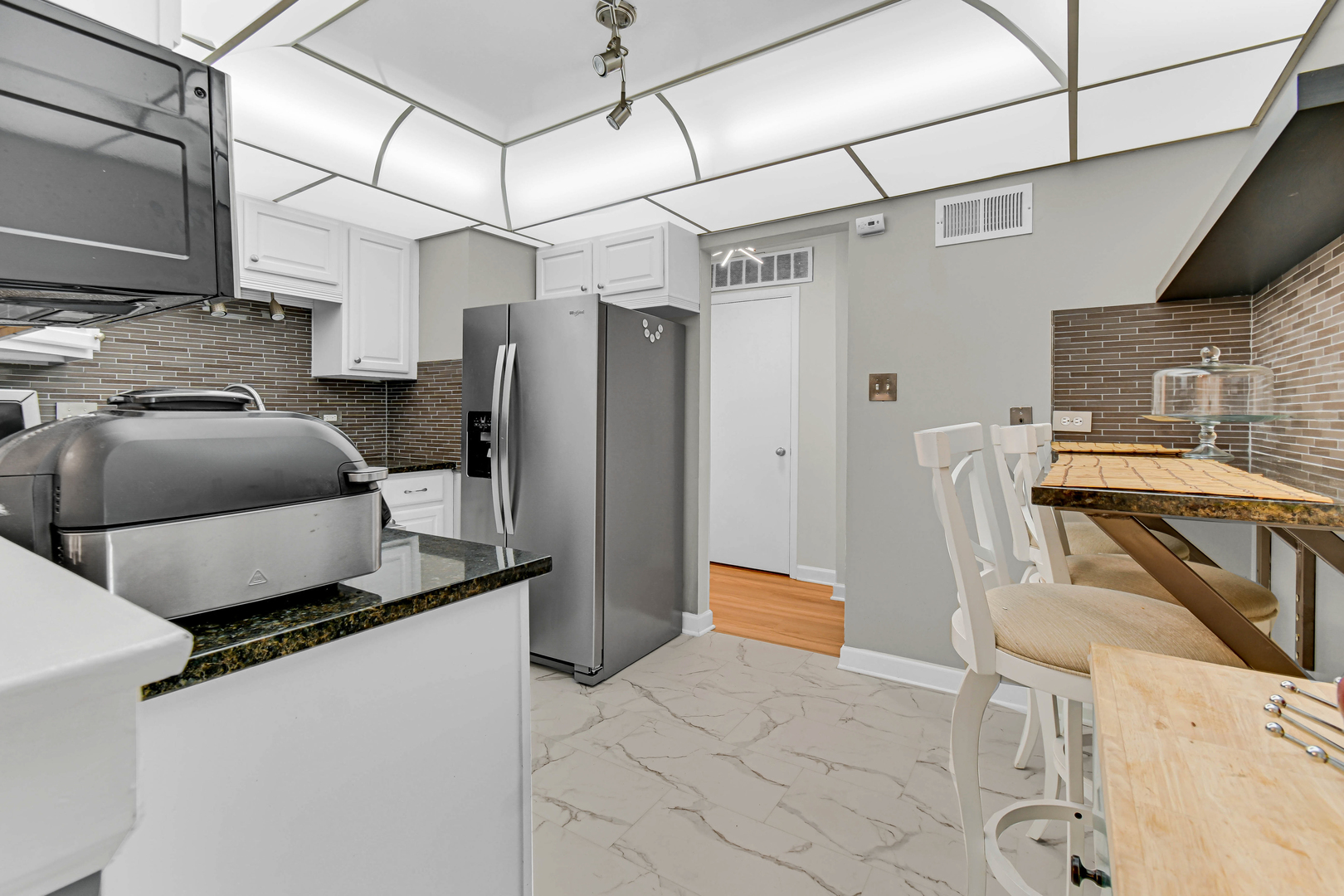 7100 W 95th Street #111, Oak Lawn, IL 60453