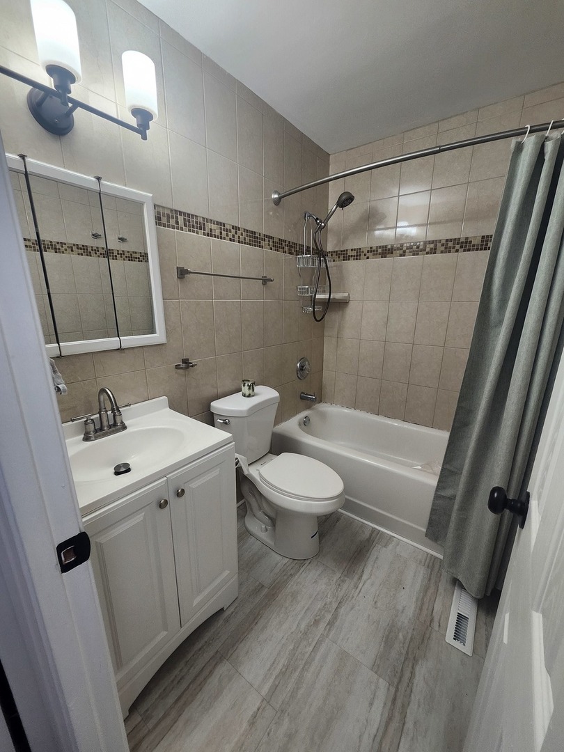 110 Cedar Circle, Streamwood, IL 60107