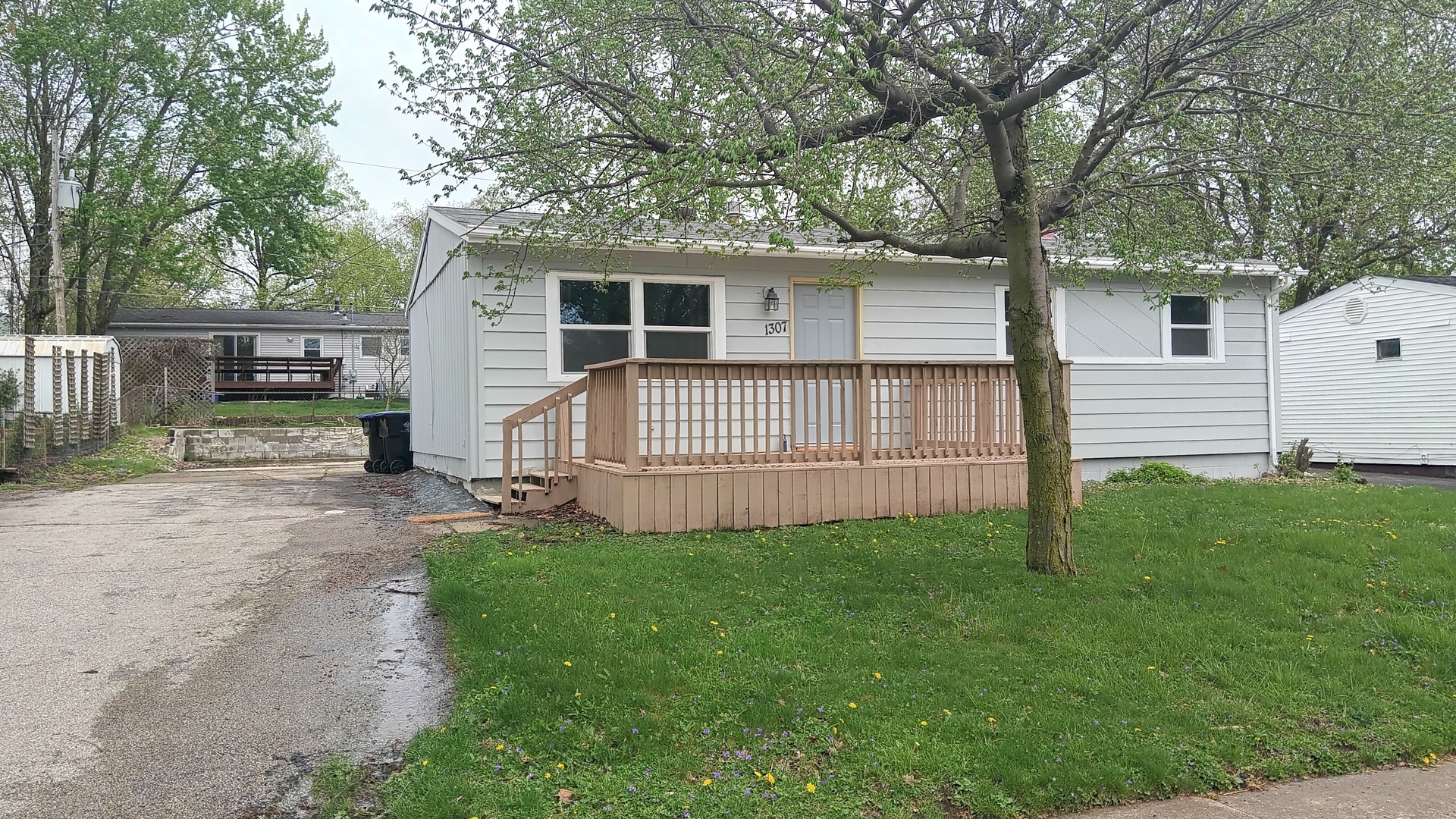 1307 Glenwood Road, Bloomington, IL 61704