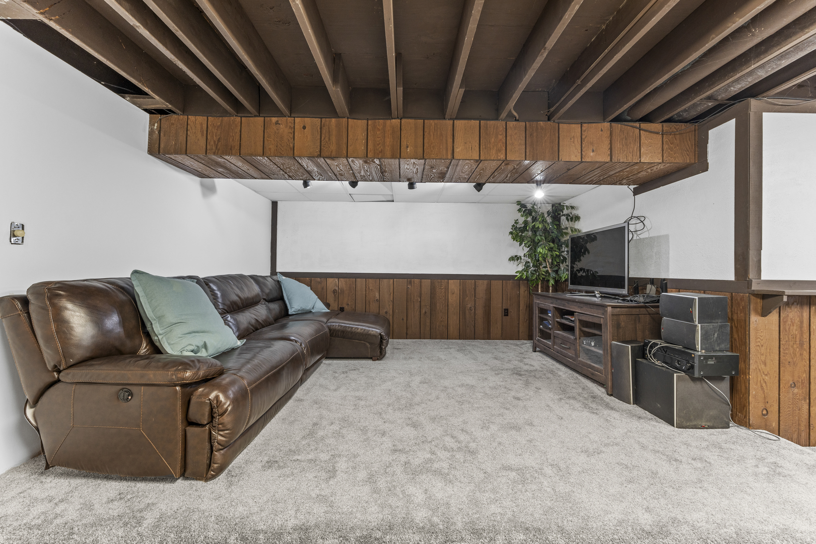 619 W End Road, Roselle, IL 60172