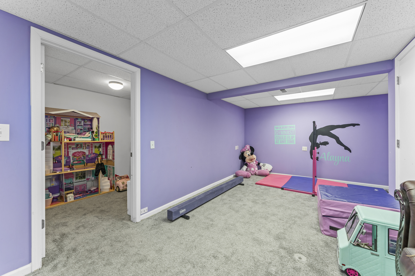 619 W End Road, Roselle, IL 60172