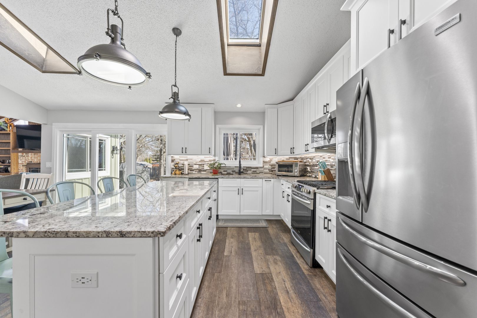 619 W End Road, Roselle, IL 60172