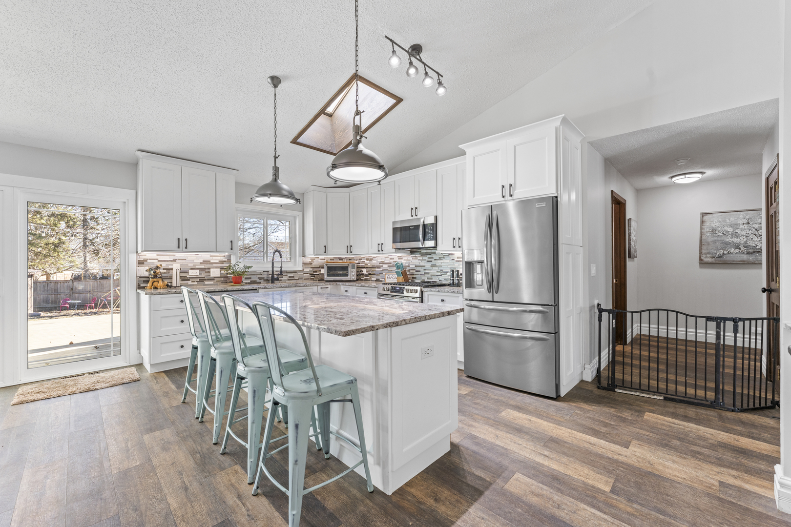 619 W End Road, Roselle, IL 60172