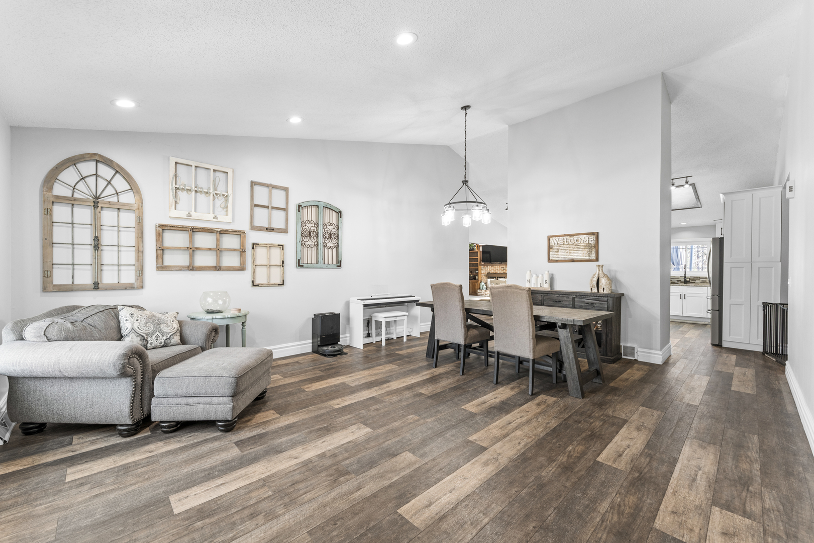 619 W End Road, Roselle, IL 60172