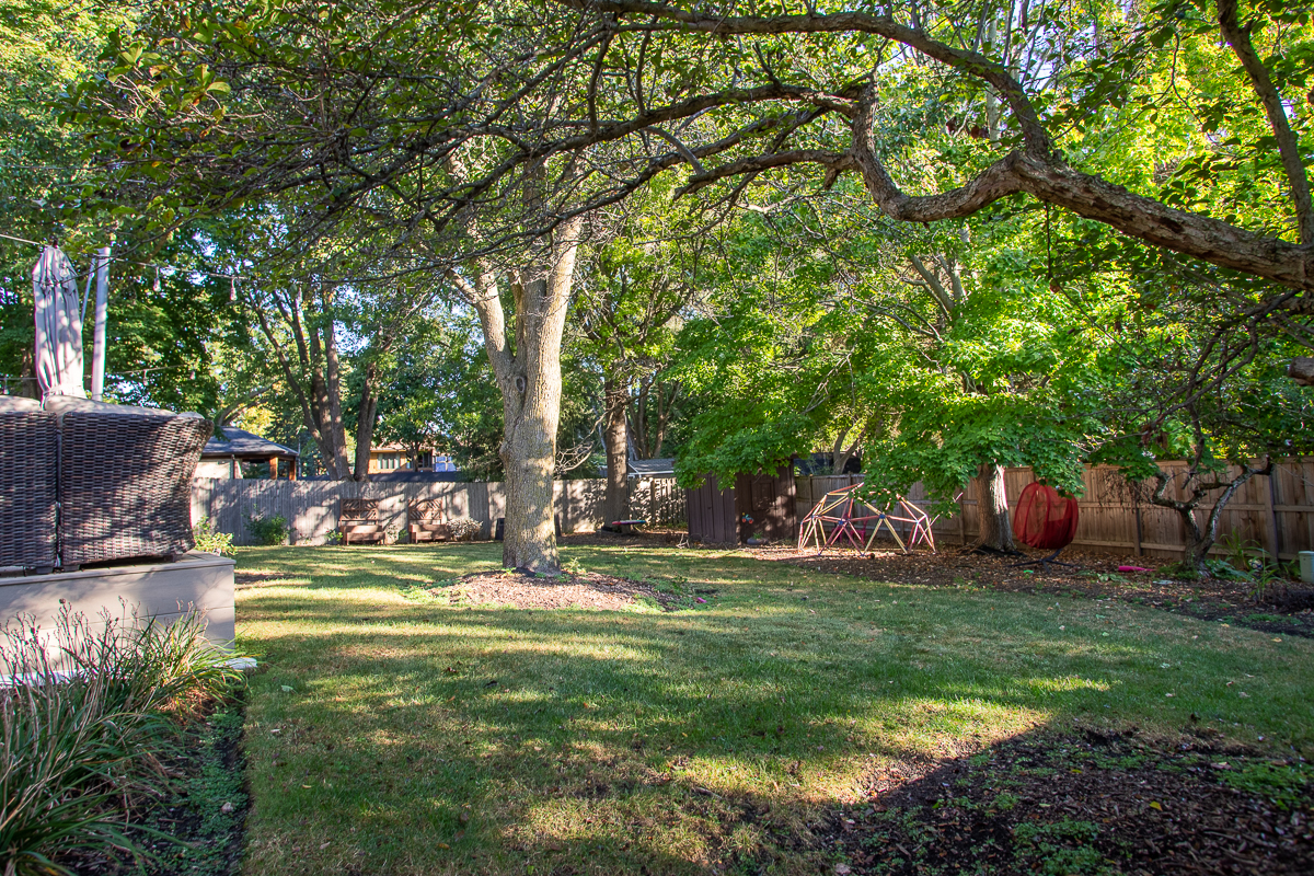 619 W End Road, Roselle, IL 60172