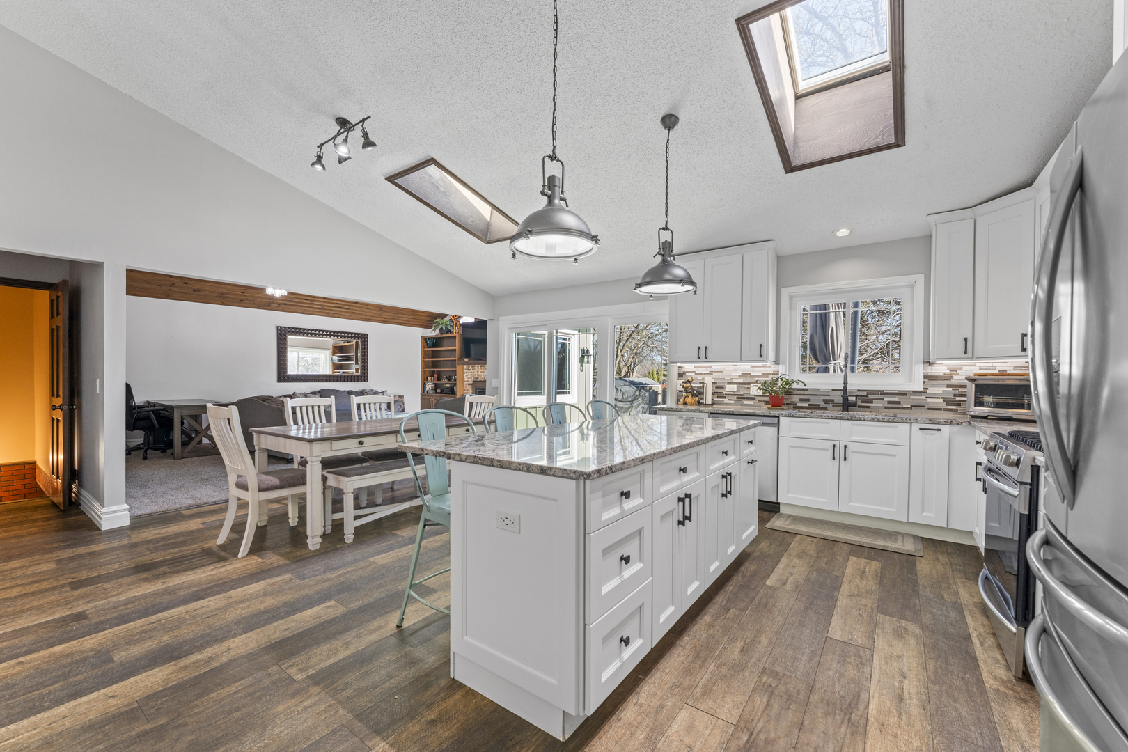 619 W End Road, Roselle, IL 60172