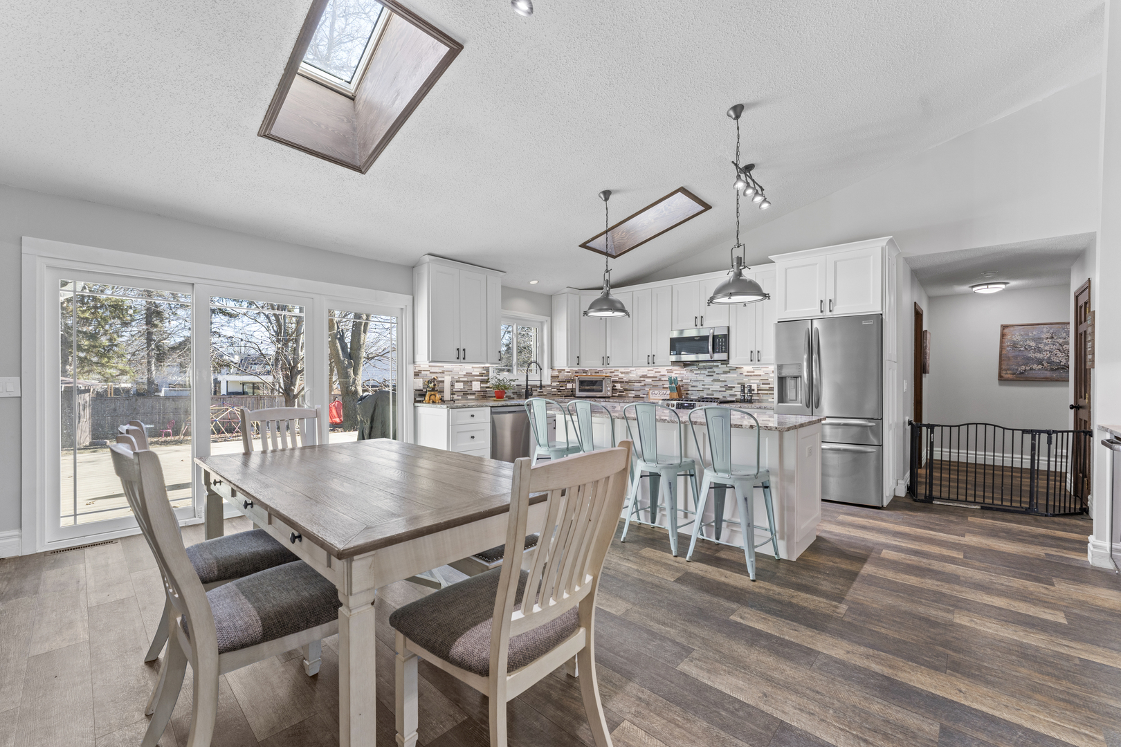 619 W End Road, Roselle, IL 60172