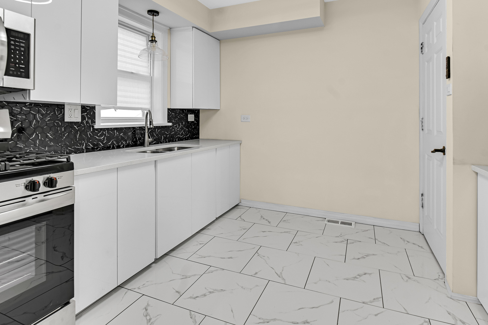 10558 S Prairie Avenue, Chicago, IL 60628