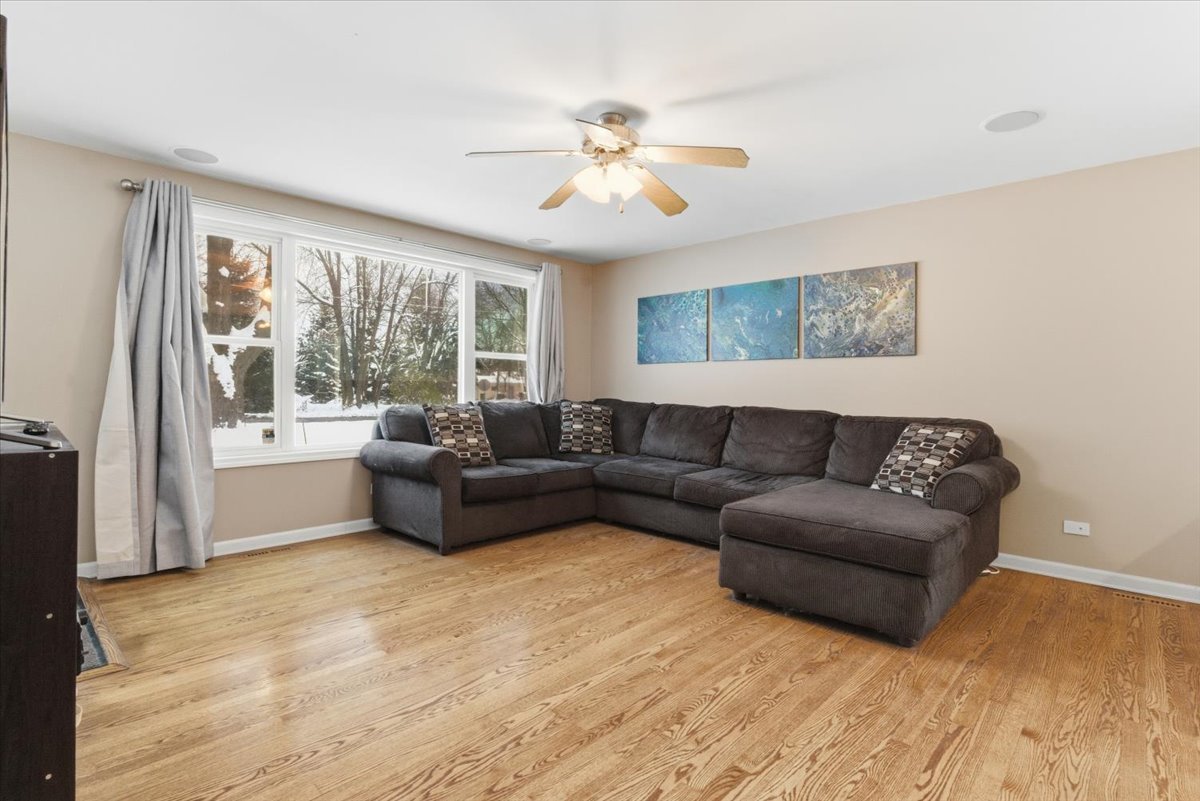 4 N lake Avenue, Third Lake, IL 60030