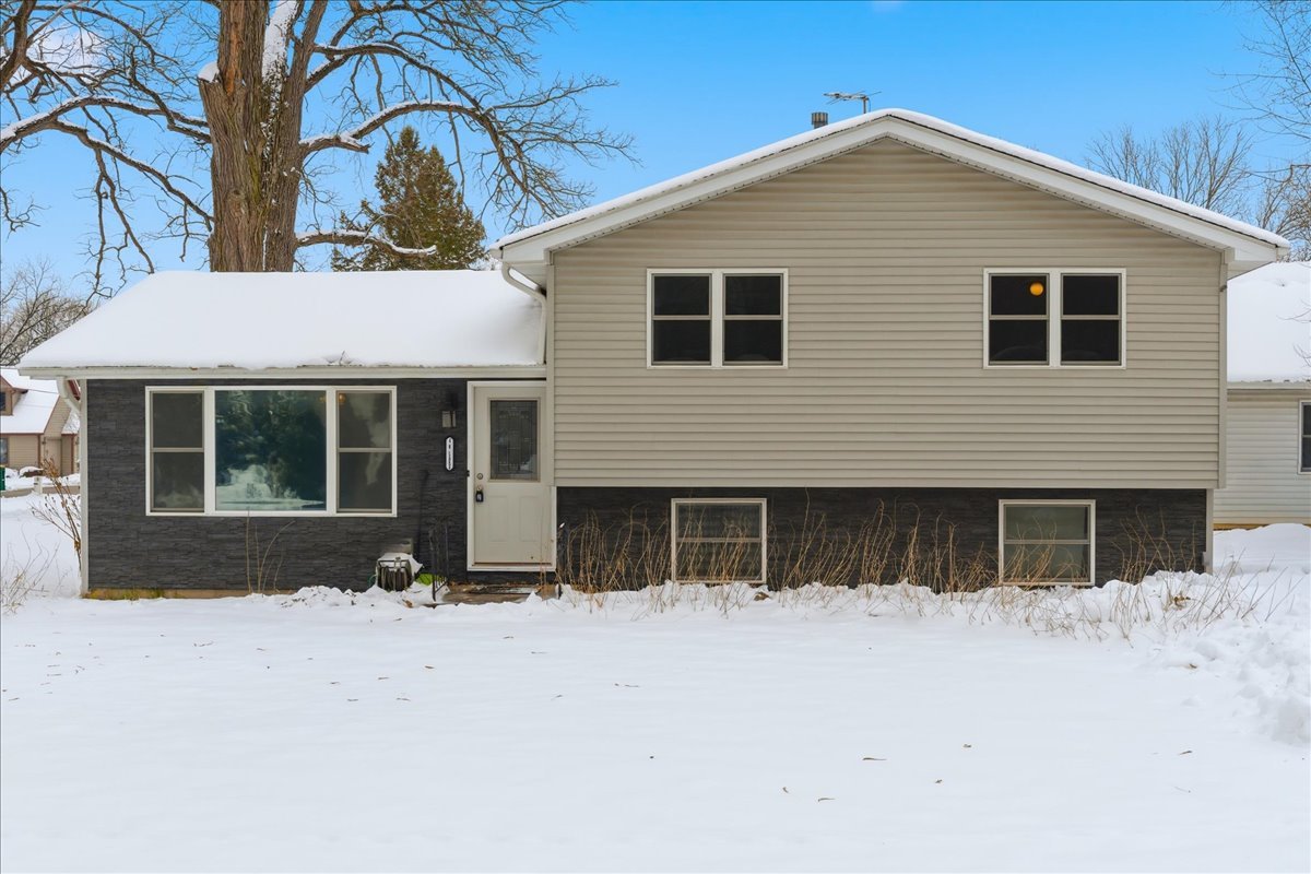 4 N lake Avenue, Third Lake, IL 60030