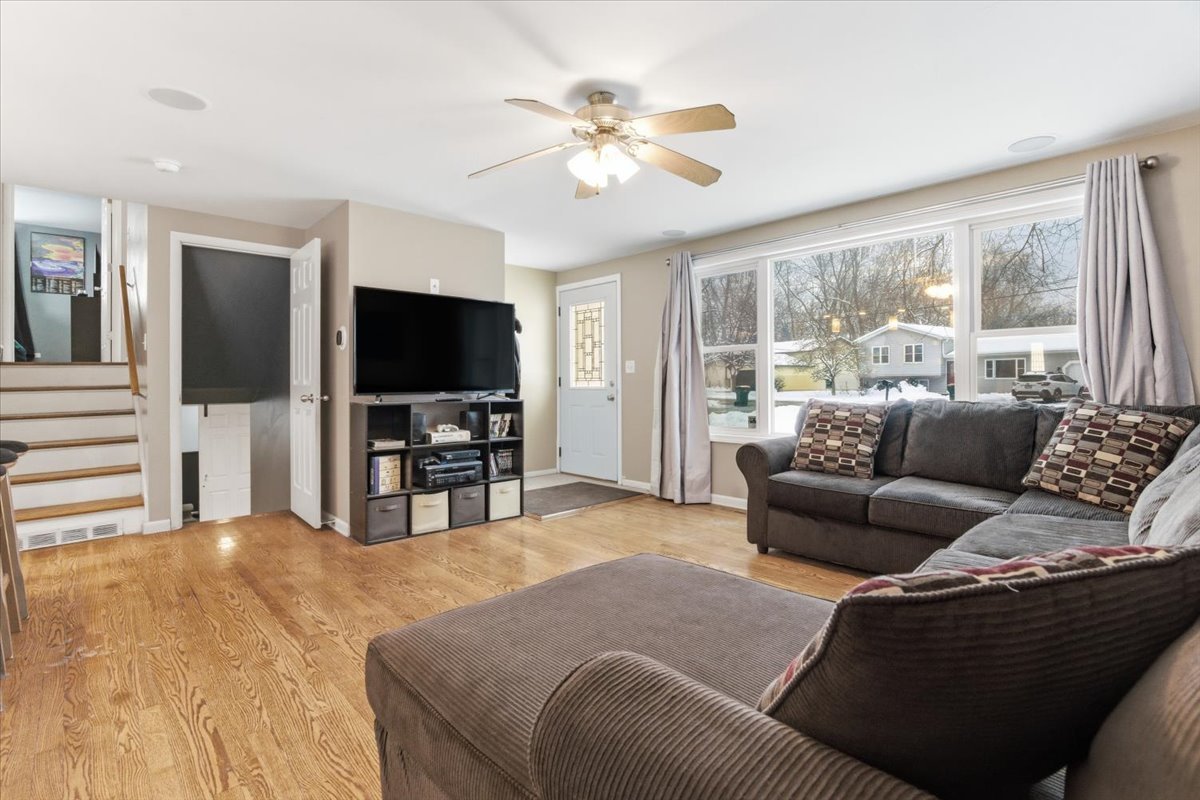 4 N lake Avenue, Third Lake, IL 60030