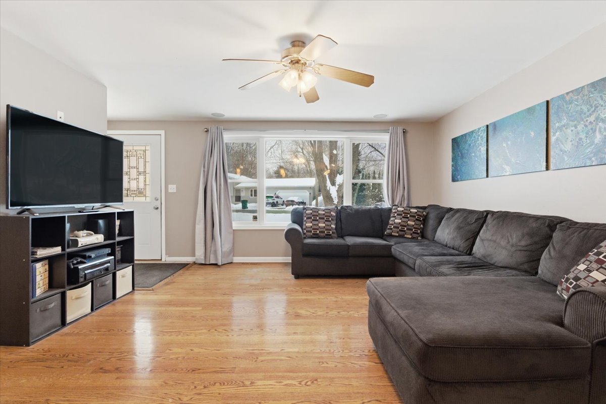 4 N lake Avenue, Third Lake, IL 60030