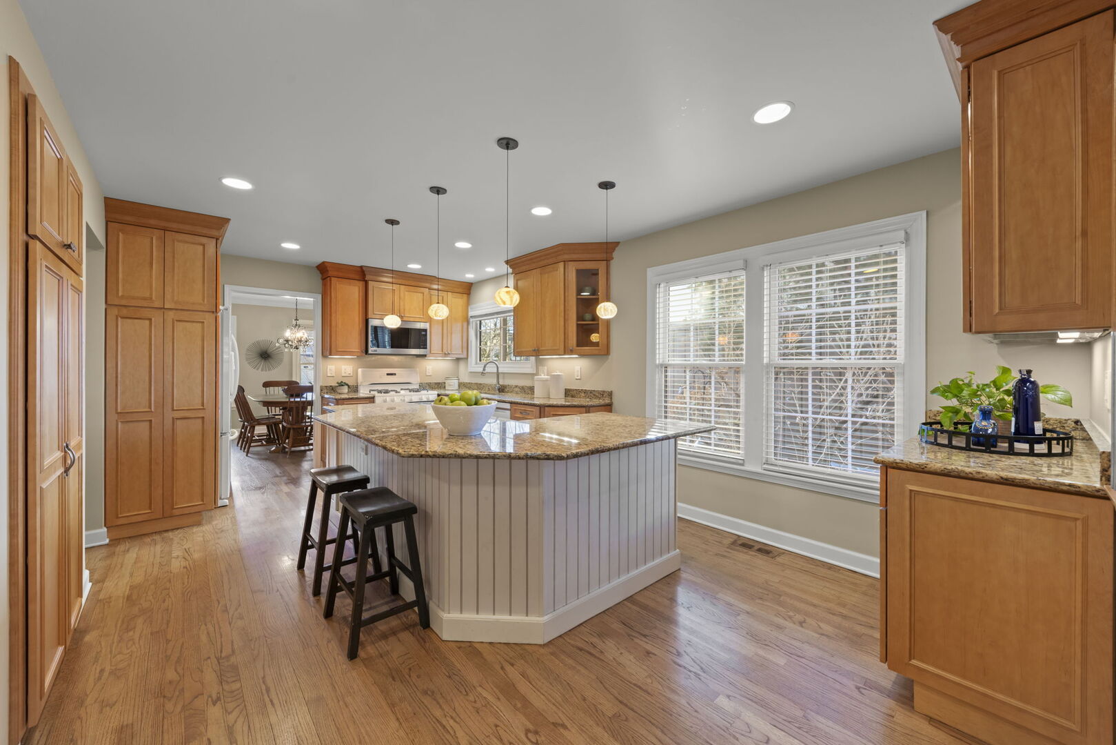 825 Evergreen Avenue, Glen Ellyn, IL 60137