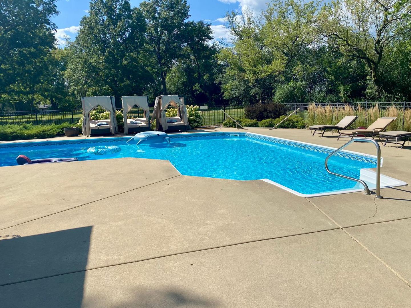 12 Crestview Lane, Lake Barrington, IL 60010