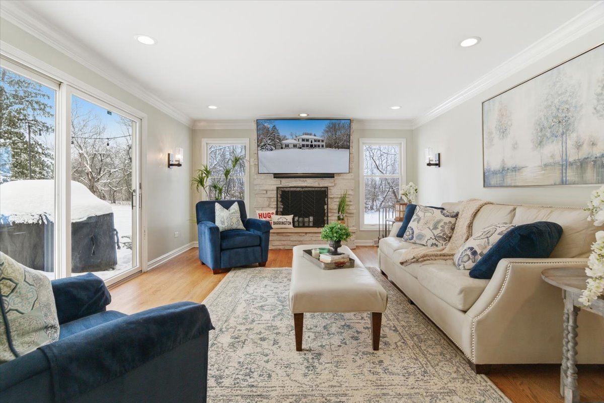 12 Crestview Lane, Lake Barrington, IL 60010