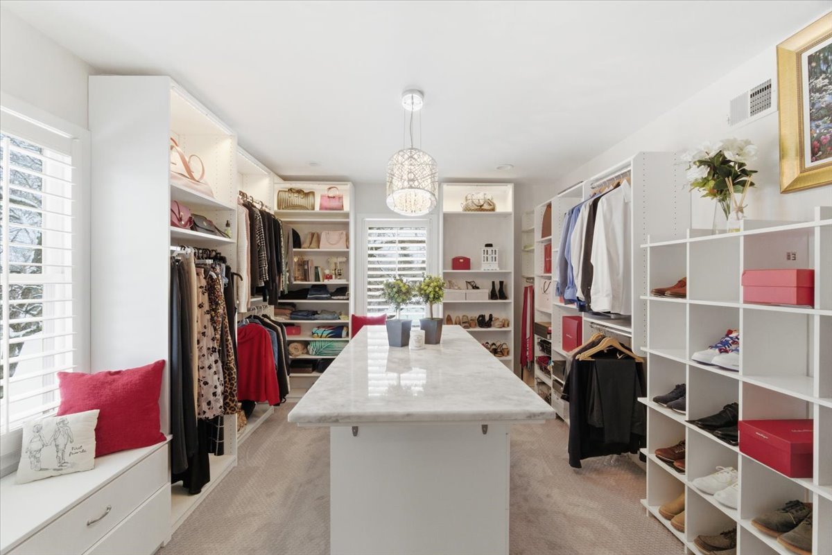 12 Crestview Lane, Lake Barrington, IL 60010