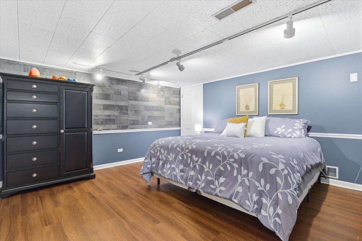 12 Crestview Lane, Lake Barrington, IL 60010