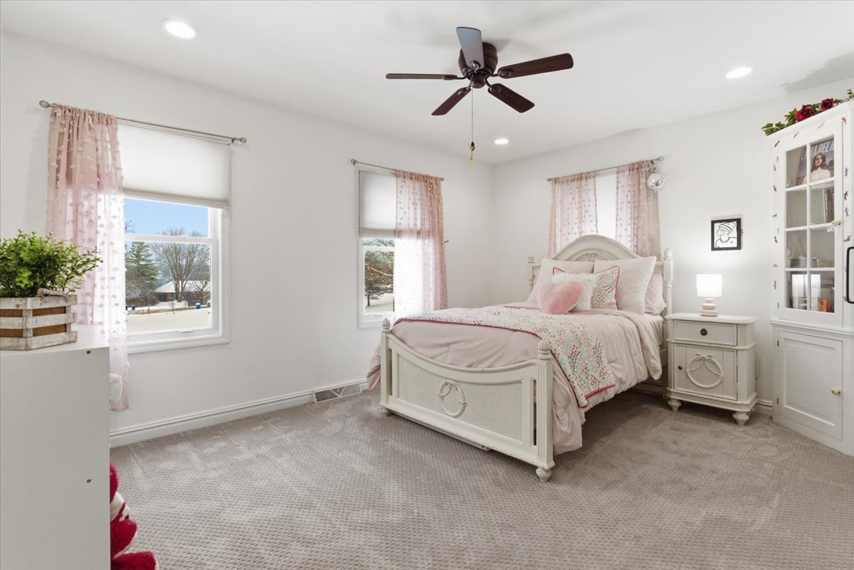 12 Crestview Lane, Lake Barrington, IL 60010